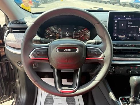 Used 2022 Jeep Compass Latitude FWD image 15