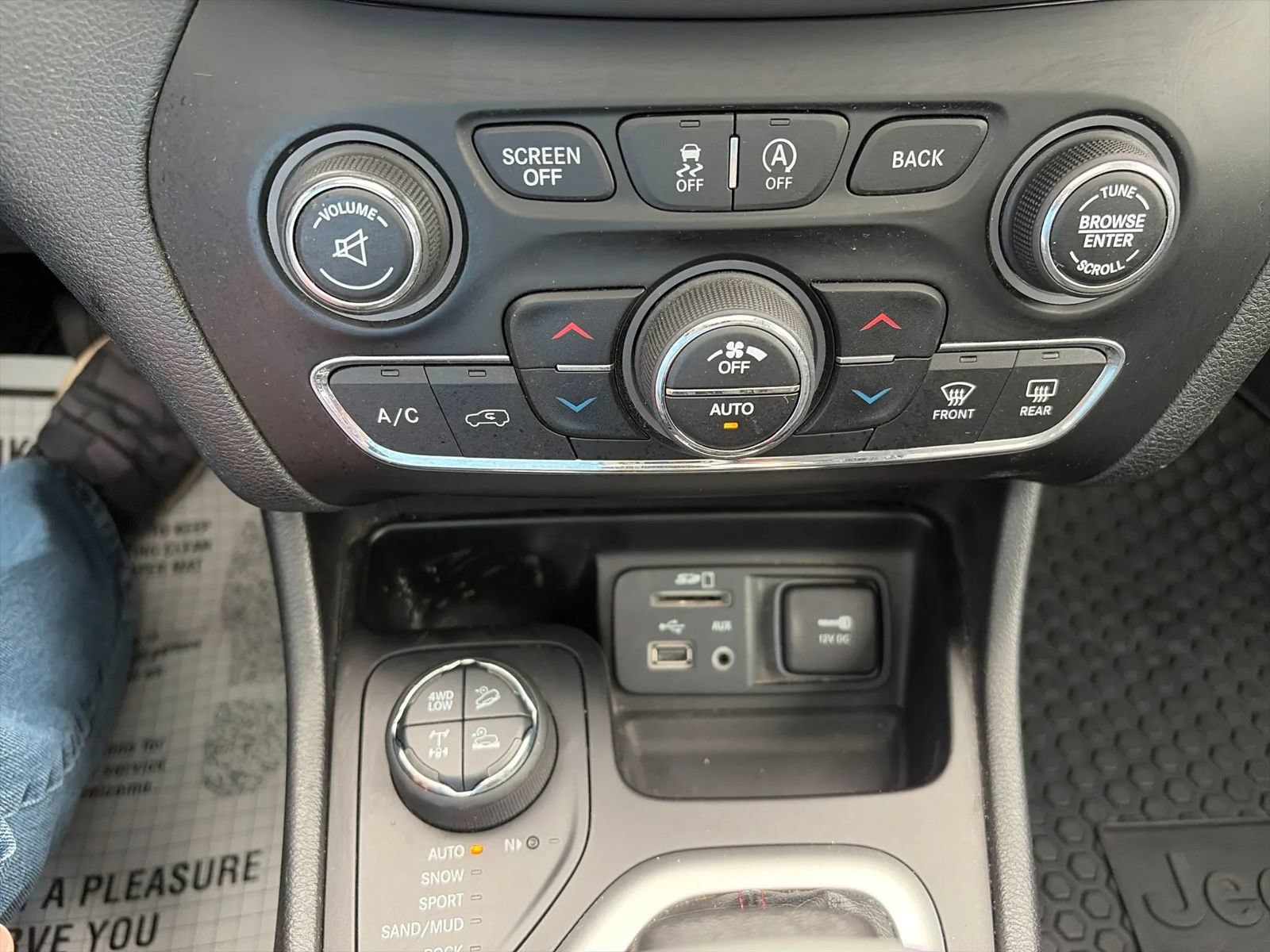 Used 2018 Jeep Cherokee Trailhawk AWD/4WD image 19