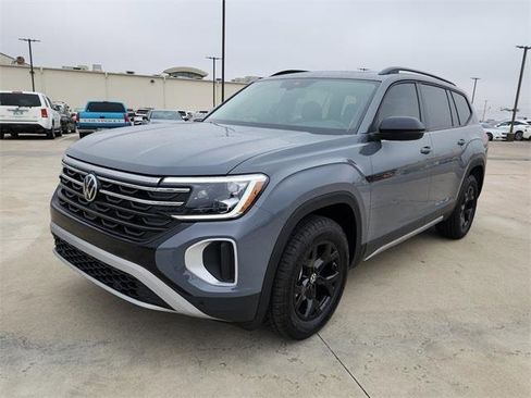 New 2026 Volkswagen Atlas Peak Edition image 8