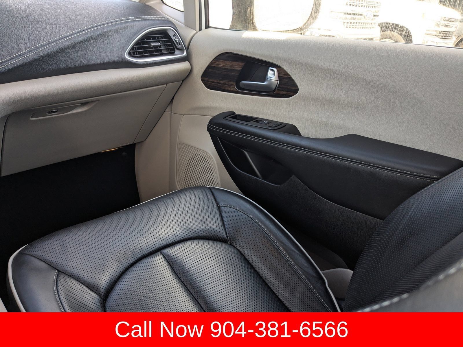 Used 2024 Chrysler Pacifica Limited FWD image 17