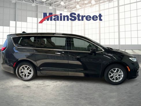 Used 2023 Chrysler Pacifica Touring-L FWD image 6