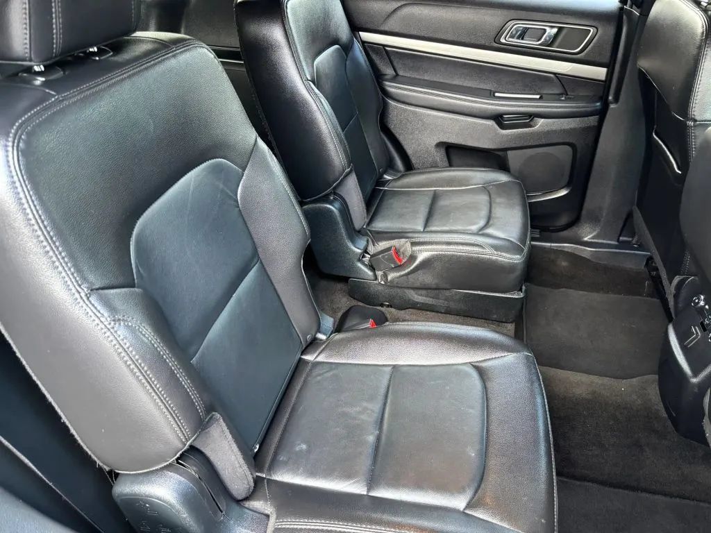 Used 2018 Ford Explorer XLT w/ Equipment Group 202A AWD/4WD image 18