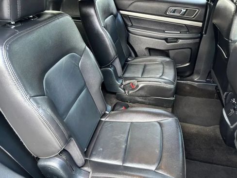 Used 2018 Ford Explorer XLT w/ Equipment Group 202A AWD/4WD image 18
