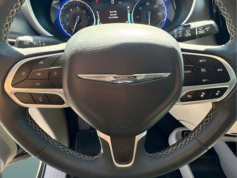 Used 2023 Chrysler Pacifica Touring-L FWD image 23