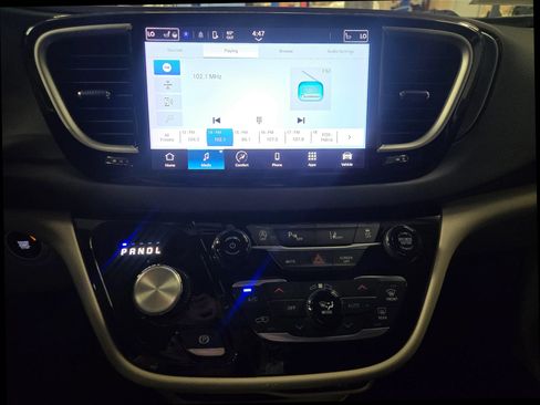 Used 2023 Chrysler Pacifica Touring-L FWD image 12