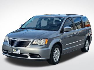 Used 2016 Chrysler Town & Country Touring video 2