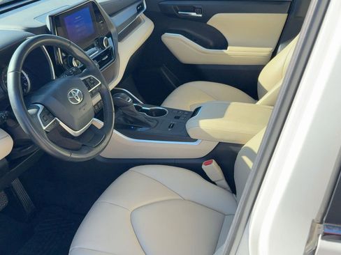 Used 2023 Toyota Highlander XLE image 22