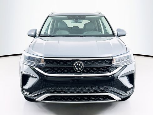Used 2023 Volkswagen Taos SE w/ Black Wheel Package image 2