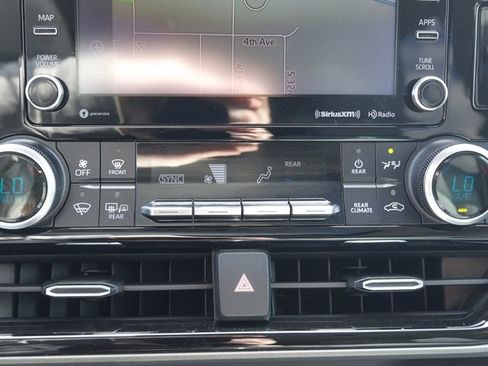 Used 2020 Toyota Highlander XLE AWD/4WD image 24