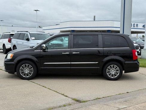 Used 2014 Chrysler Town & Country Touring-L w/ Driver Convenience Group FWD image 2