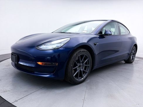 Used 2022 Tesla Model 3 Standard Range image 10