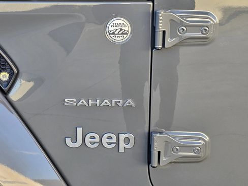 Used 2018 Jeep Wrangler Unlimited Sahara AWD/4WD image 10