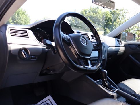 Used 2018 Volkswagen Jetta SE FWD image 10