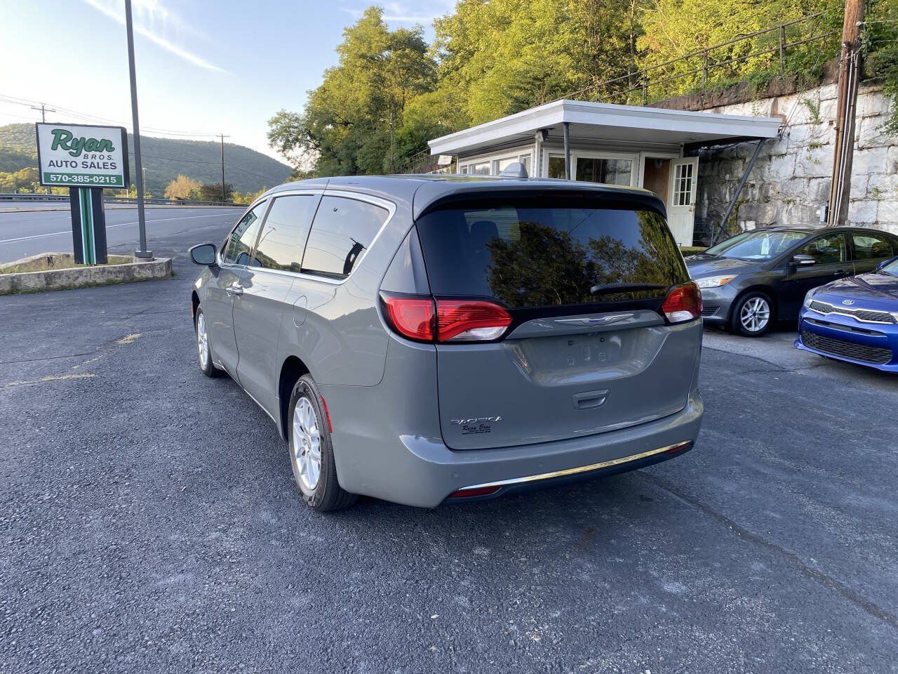 Used 2020 Chrysler Pacifica Touring FWD image 3