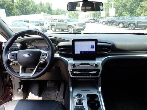 Used 2022 Ford Explorer XLT AWD/4WD image 12