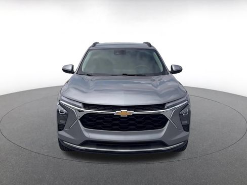 Used 2025 Chevrolet Trax LT FWD image 4