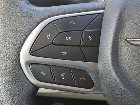 Used 2018 Chrysler Pacifica Touring w/ Tire & Wheel Group image 30