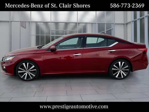 Used 2020 Nissan Altima 2.0 Platinum FWD image 2
