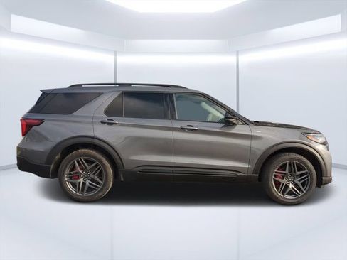 Used 2025 Ford Explorer ST-Line w/ ST-Line Street Pack AWD/4WD image 2