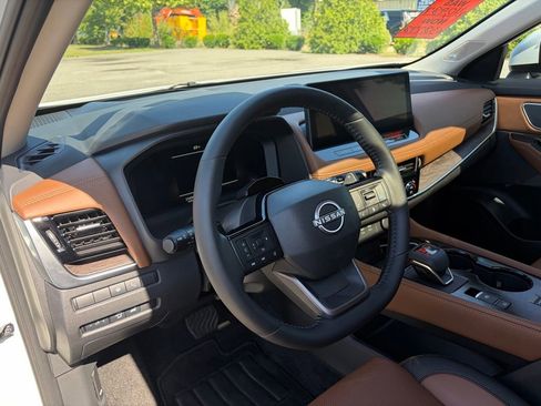 Certified 2025 Nissan Rogue Platinum w/ Tech Package FWD image 15