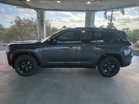 New 2026 Jeep Grand Cherokee Altitude image 8