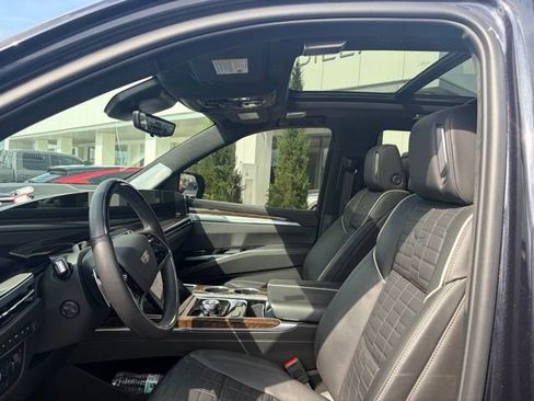 Certified 2025 Cadillac Escalade Sport Platinum AWD/4WD image 13