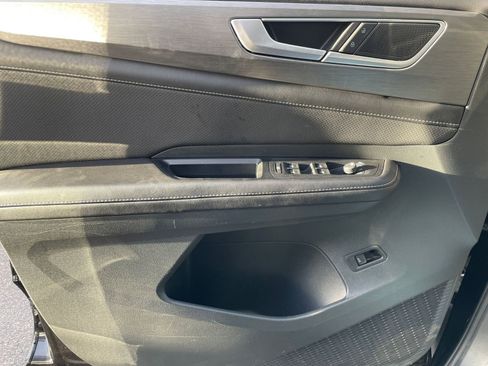 Used 2025 Volkswagen Atlas Cross Sport SE image 18