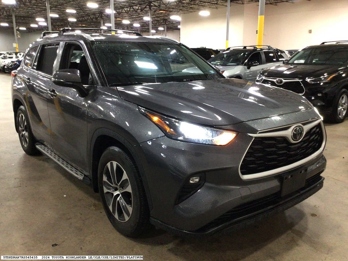 Used 2024 Toyota Highlander XLE FWD image 4