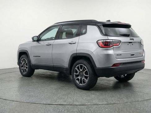 Used 2025 Jeep Compass Trailhawk image 6