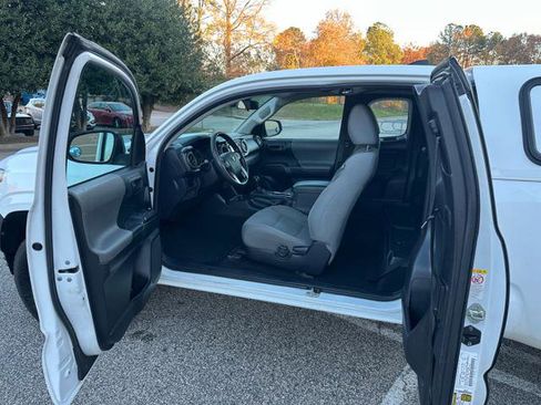 Used 2018 Toyota Tacoma SR image 36