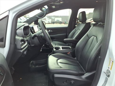 Used 2025 Chrysler Pacifica Select image 4