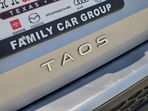 Used 2025 Volkswagen Taos SE FWD image 9
