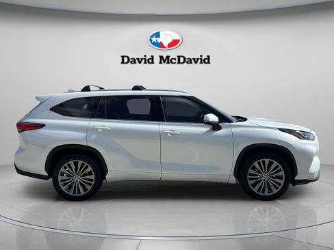 Used 2023 Toyota Highlander Platinum FWD image 13