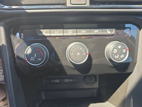 Used 2023 Volkswagen Taos SE w/ Panoramic Sunroof Package FWD image 22