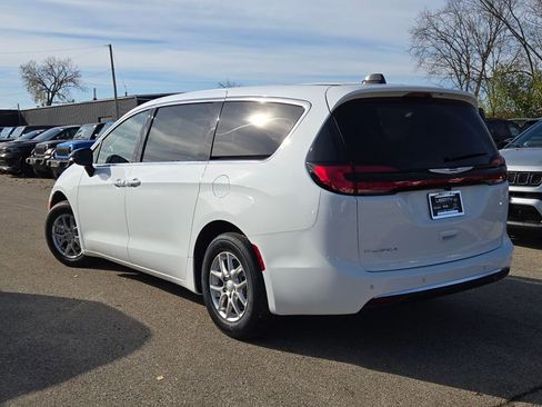 New 2026 Chrysler Pacifica Select image 12