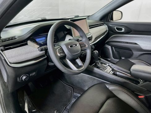 Used 2024 Jeep Compass Latitude w/ Sun and Sound Group AWD/4WD image 9