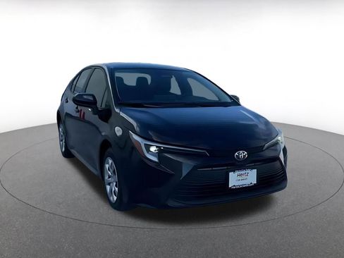 Used 2025 Toyota Corolla LE image 3
