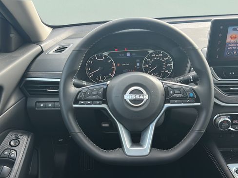 Used 2025 Nissan Altima 2.5 SV w/ SV Premium Package FWD image 14