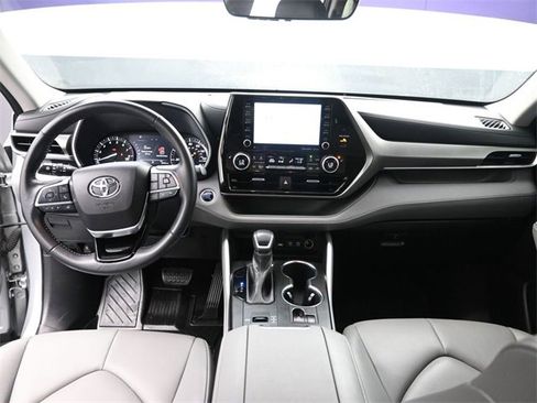 Used 2021 Toyota Highlander XLE image 13