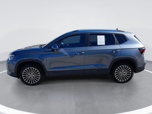 Certified 2025 Volkswagen Taos SE image 6