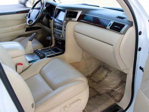Used 2015 Lexus LX 570 4WD w/ Luxury Package image 21