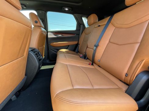 Used 2023 Cadillac XT5 Premium Luxury w/ Technology Package FWD image 7