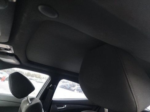 Used 2017 Hyundai Veloster Value Edition image 6