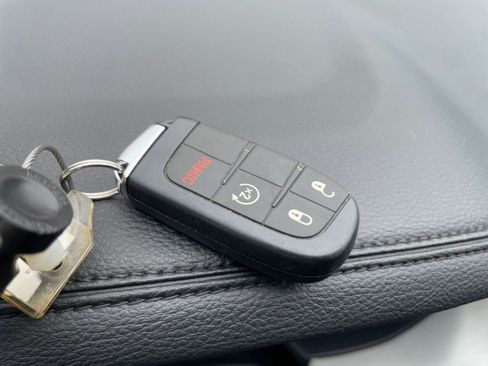 Used 2025 Jeep Compass Limited image 25