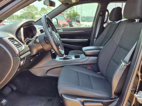 Used 2019 Jeep Grand Cherokee Laredo RWD image 20