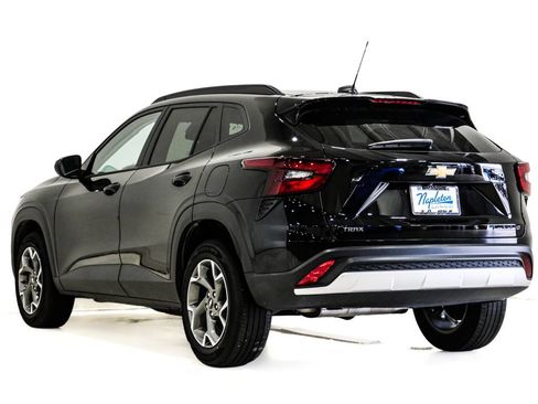 Used 2025 Chevrolet Trax LT FWD image 8