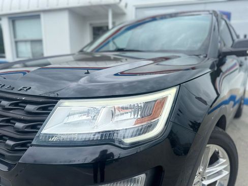 Used 2017 Ford Explorer Limited w/ Equipment Group 301A FWD image 4