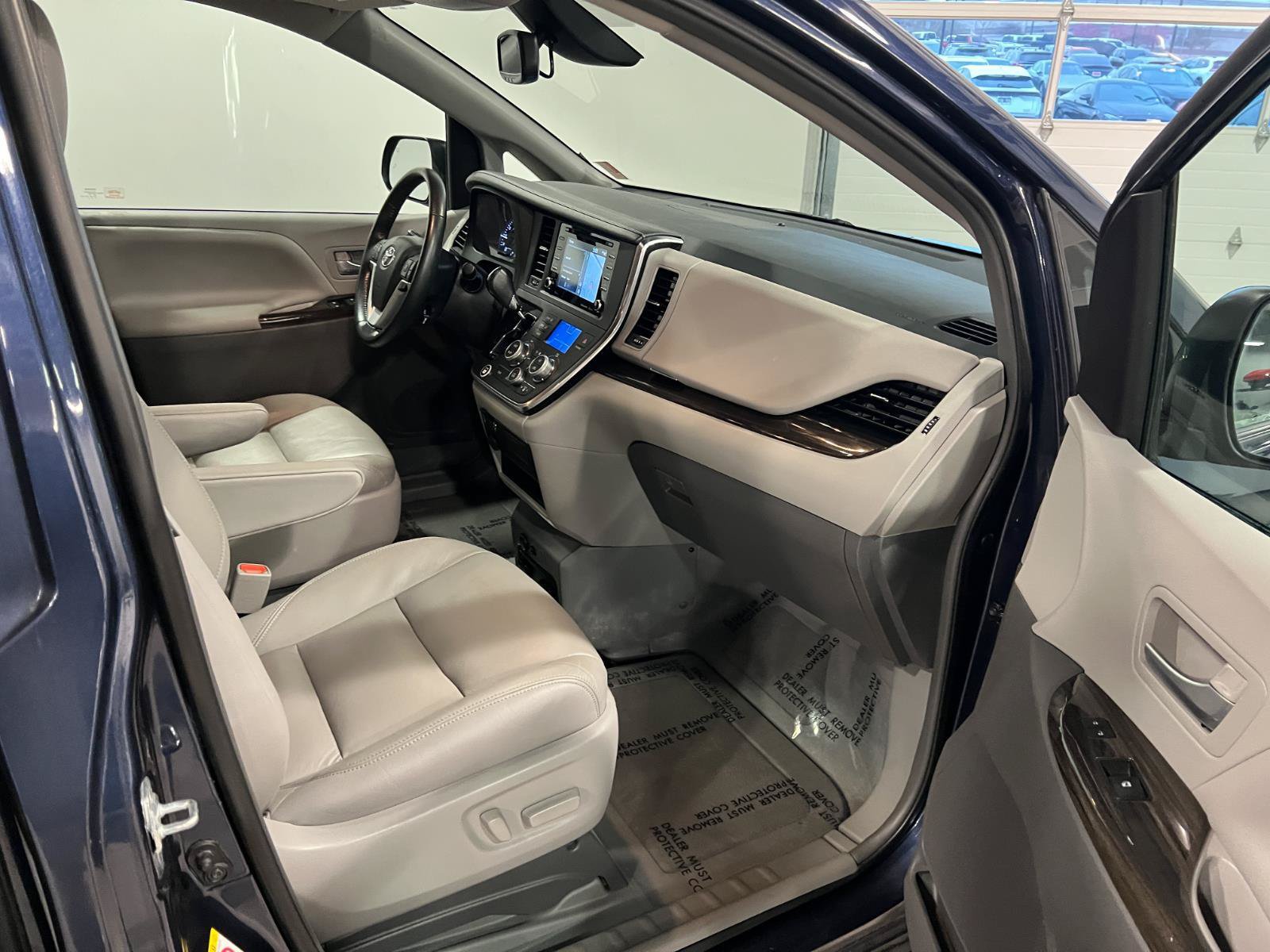 Used 2018 Toyota Sienna XLE w/ XLE Navigation Package FWD image 39