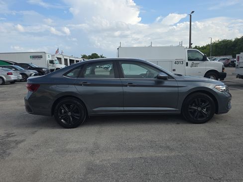 Used 2022 Volkswagen Jetta SE w/ Panoramic Sunroof Package FWD image 8