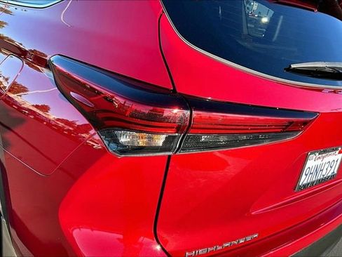 Used 2023 Toyota Highlander XLE image 23